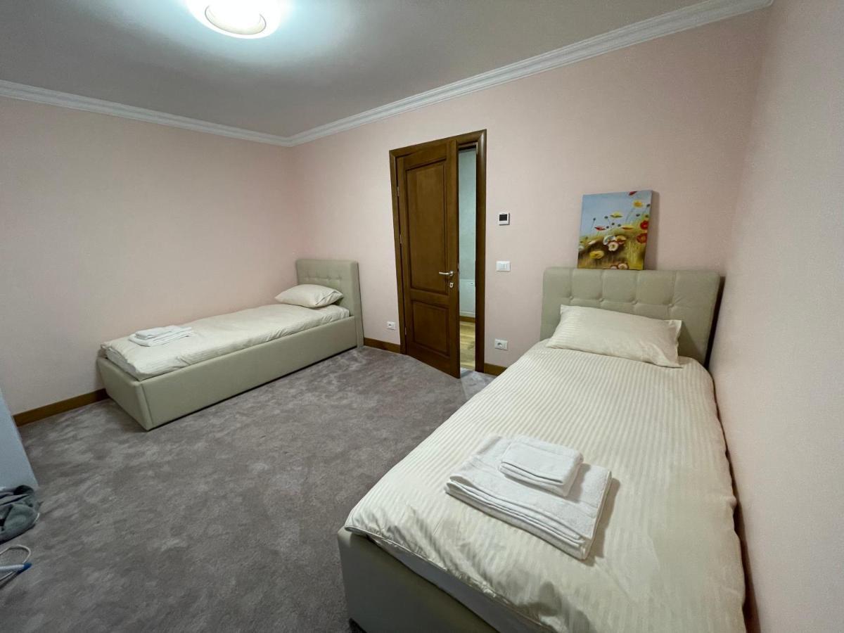 Villa Sunny House à Suceava Extérieur photo