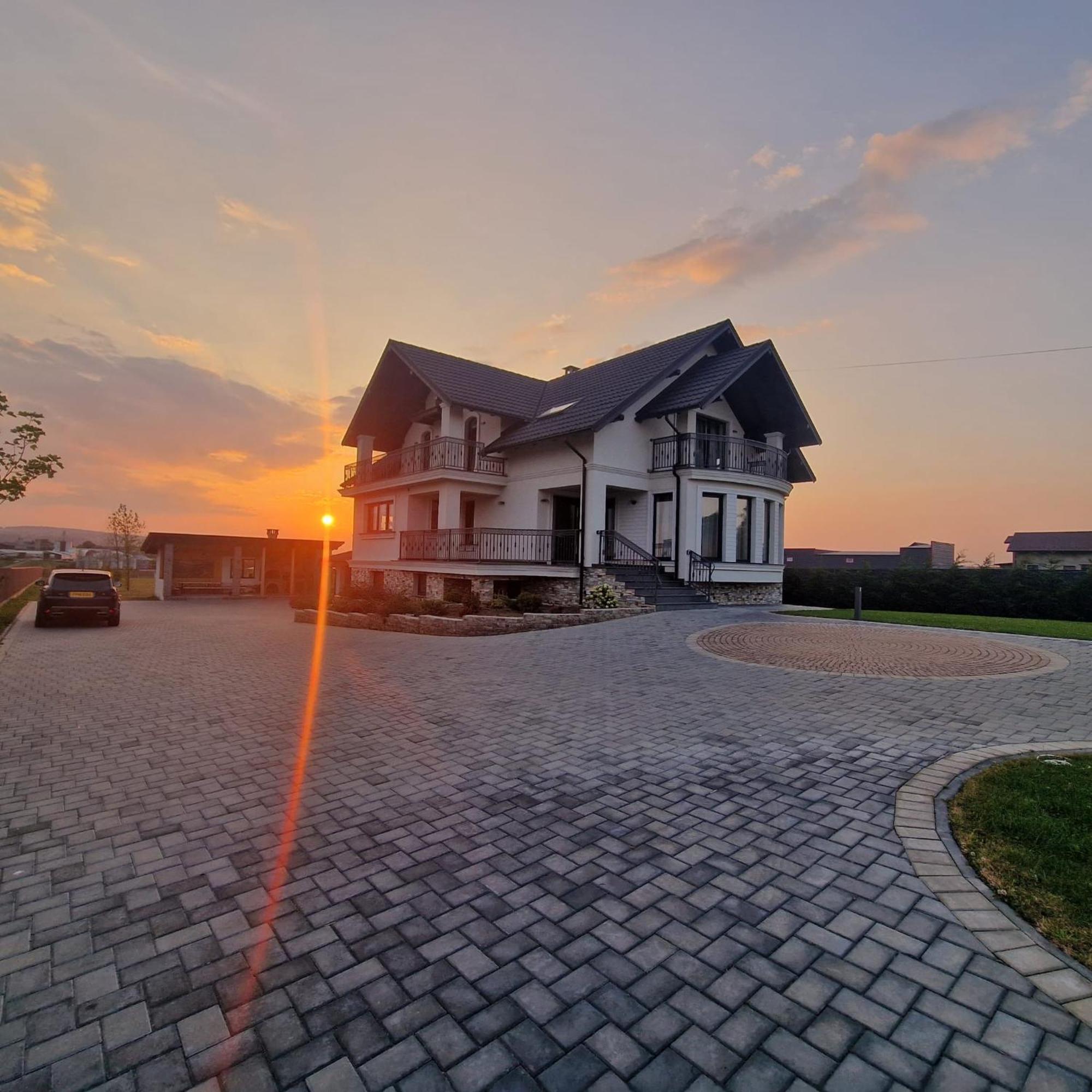 Villa Sunny House à Suceava Extérieur photo